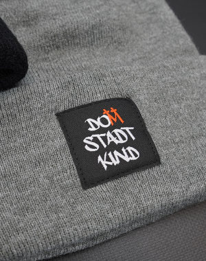 Beanie grau mit Umschlag Domstadtkind Logo gewebtes Label